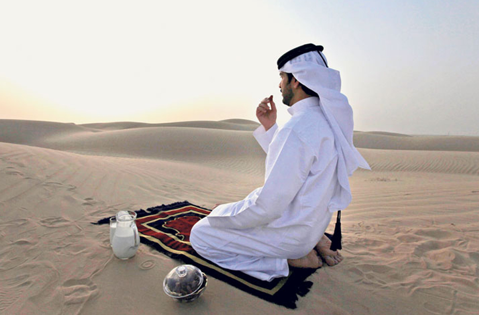 Одна ночь с шейхом читать. Араб в пустыне. Мусульманин молится в пустыне. Арабы намаз. Намаз в пустыне.