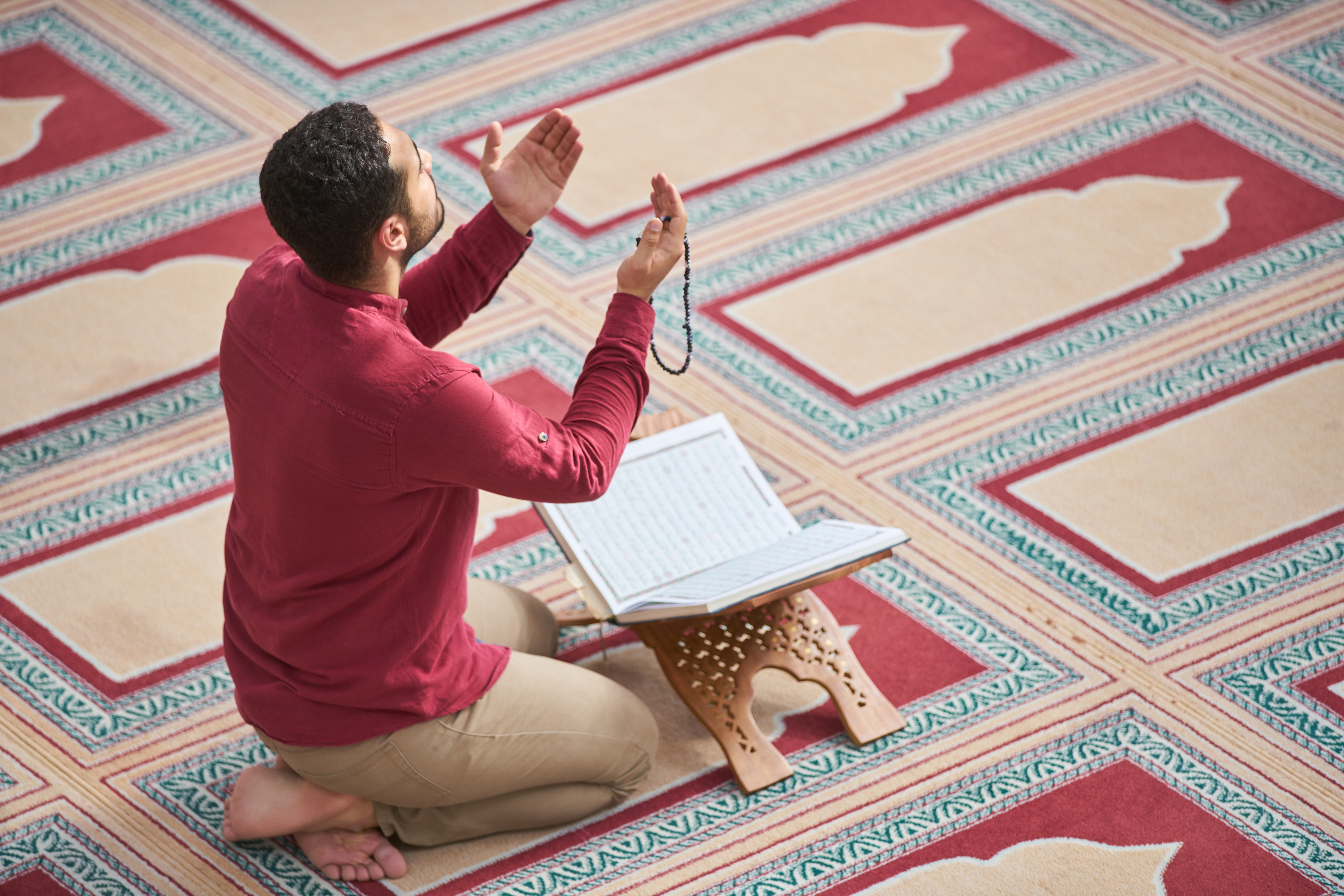 Читает намаз слушать. Мужчина молится в мечети. Что такое намаз у мусульман. Человек в намазе. Намаз читать.