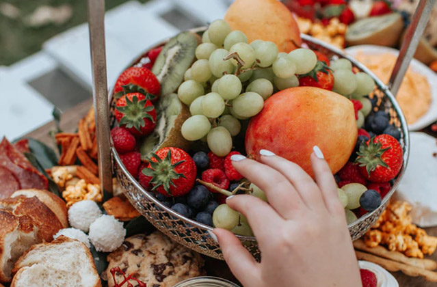 The Benefits of Eating With the Hand and Its Superiority